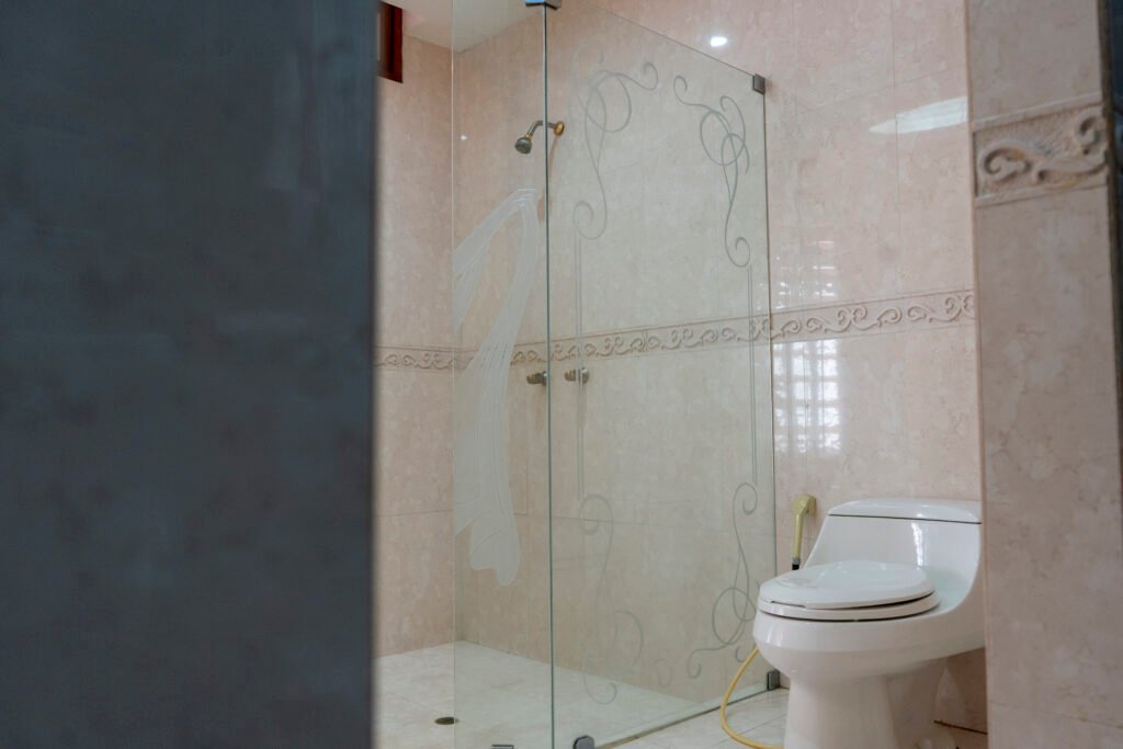 Ducha independiente en el baño de la Suite Colonial