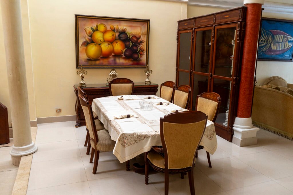 Comedor con mesa para ocho personas y vitrina de madera