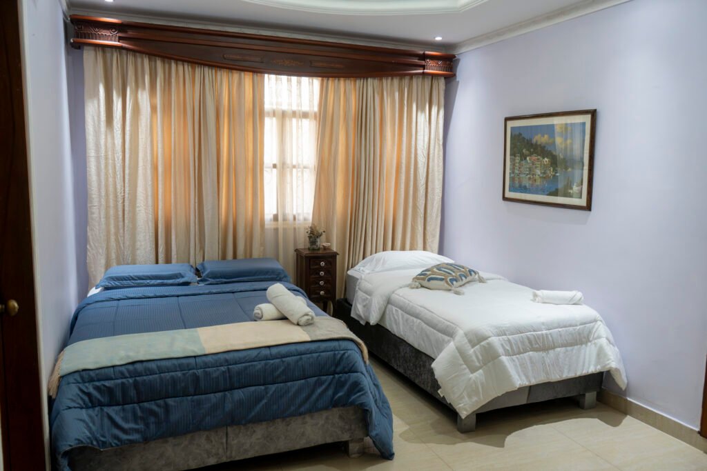Habitación Caribe con cama principal y cama auxiliar