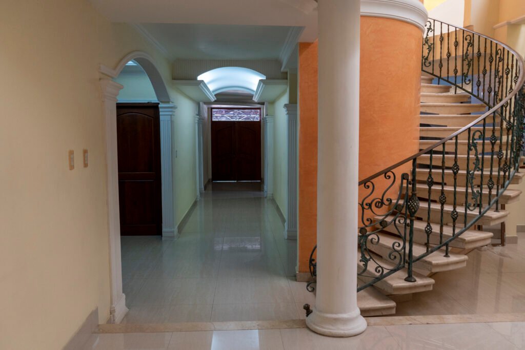 Escalera de hierro forjado y pasillo de la casa