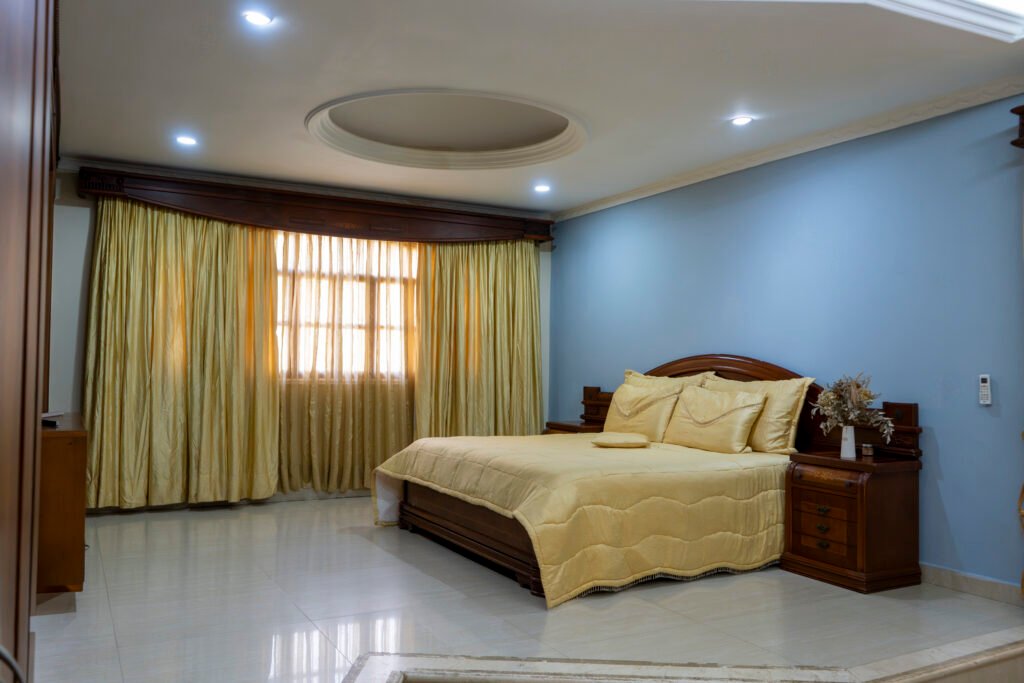Suite Colonial con cama king, cortinas doradas y techos altos