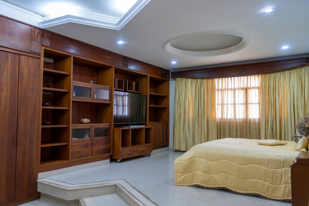 Suite Colonial vista desde el vestidor, con biblioteca de madera