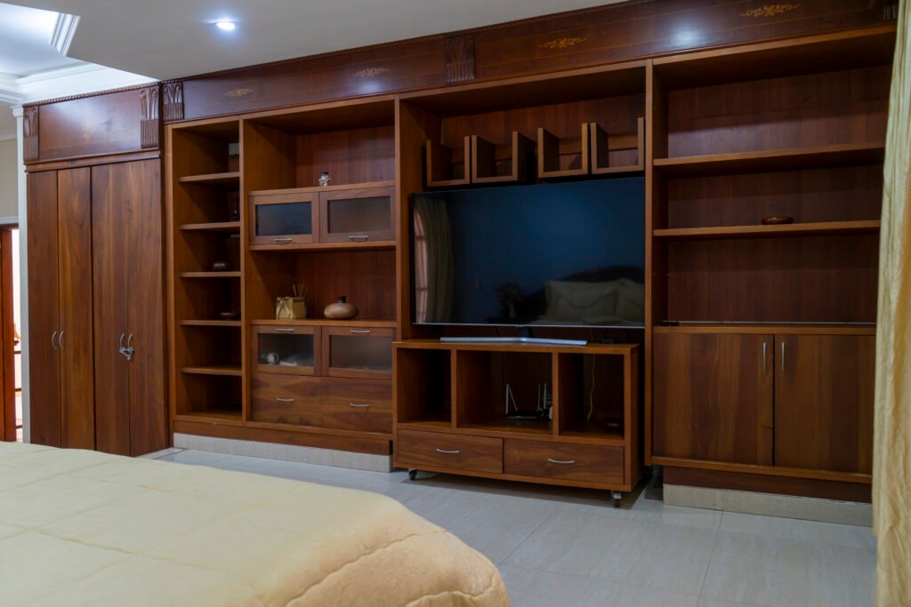 Mueble de madera con Smart TV en la Suite Colonial