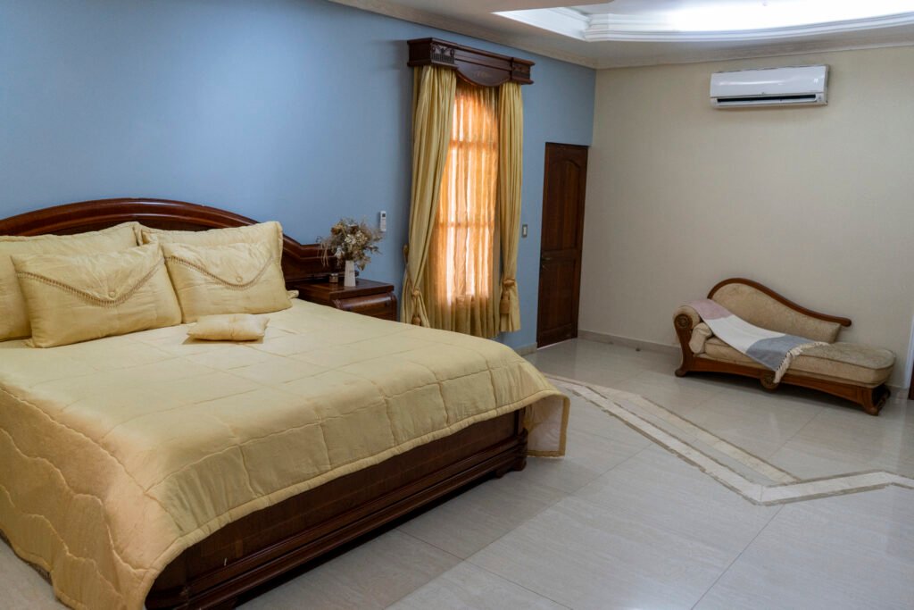 Cama king de la Suite Colonial con aire acondicionado