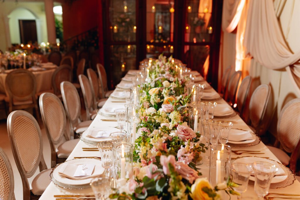 Mesa imperial decorada con flores y velas para una cena en el salón