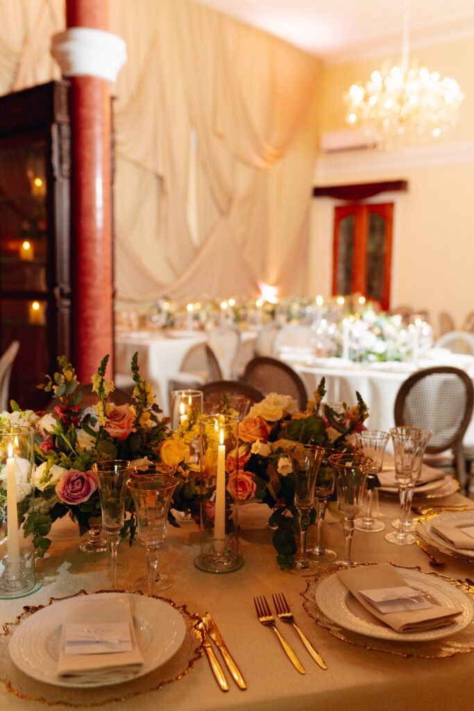 Centro de mesa con flores y velas