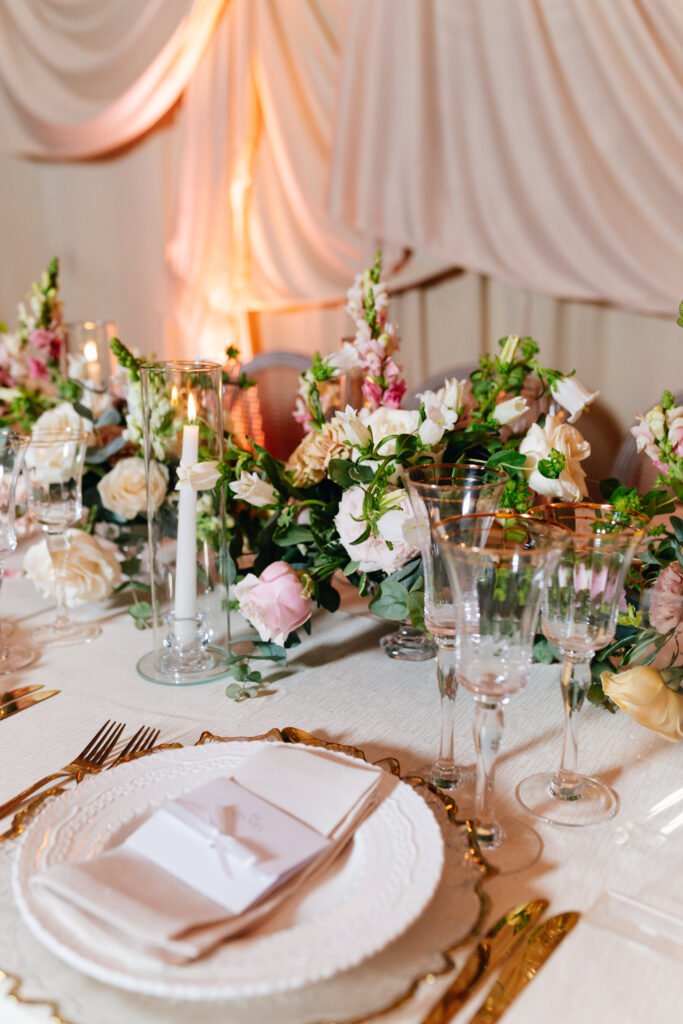 Detalle de puesto de mesa con flores y cristalería
