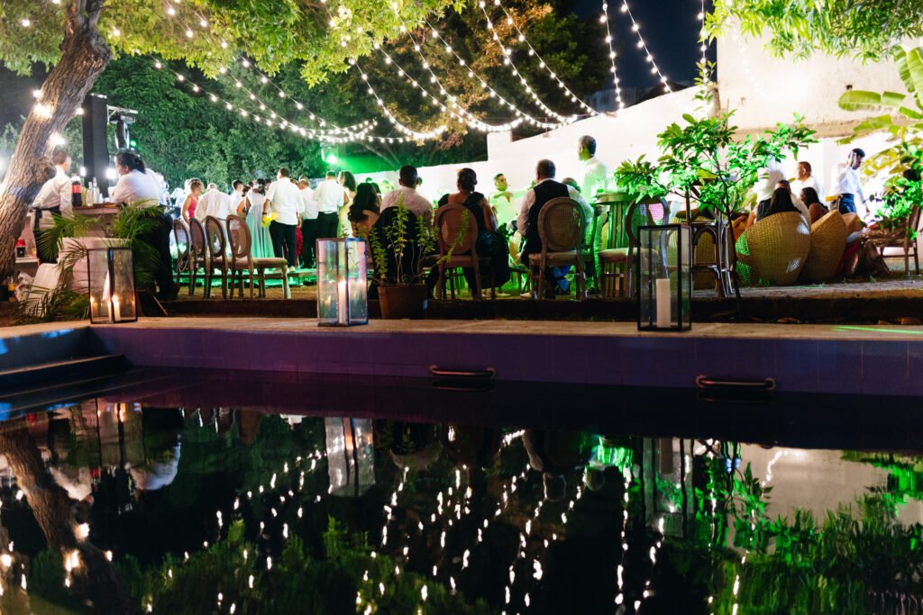 Patio iluminado con guirnaldas de luces durante un evento nocturno