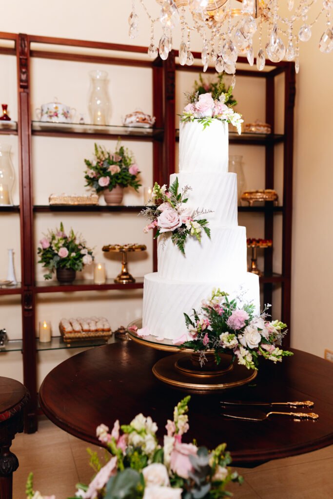 Torta de bodas de varios pisos decorada con flores