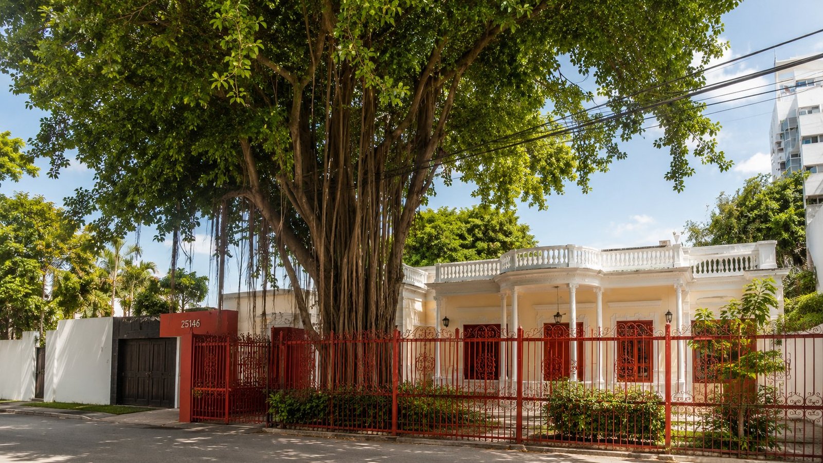 Fachada del hotel Rey Colonial 1910 y su árbol de caucho vistos desde la calle