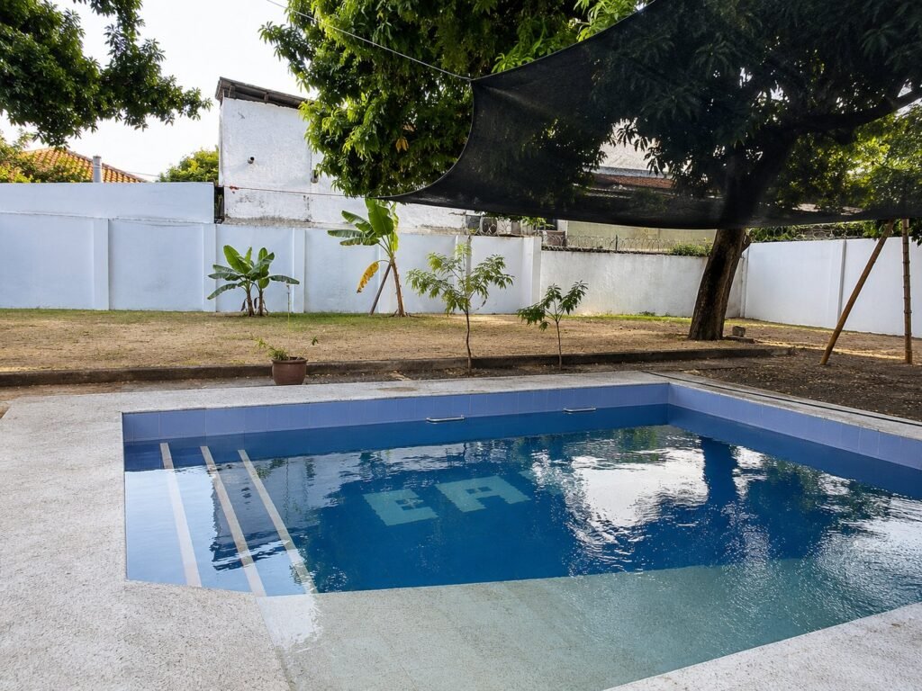 Patio con piscina rodeado de vegetación