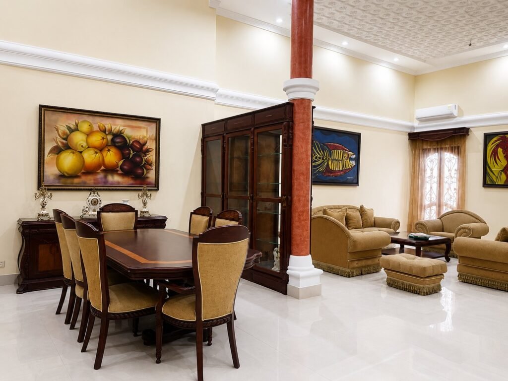Sala y comedor del hotel con mobiliario de época y obras de arte
